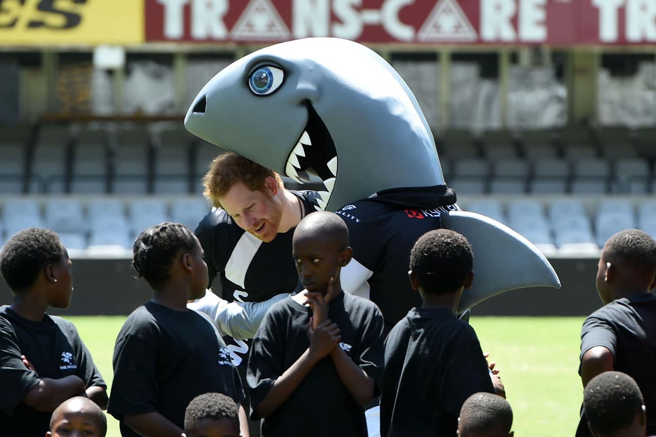 El duque de Sussex participó en una videollamada con el personal y voluntarios de la
<b><a href="https://www.rugby-league.com/article/57051/happy-th-birthday-rugby-league-from-the-duke-of-sussex-and-friends" target="_blank">Rugby Football League. </a></b>
<br>