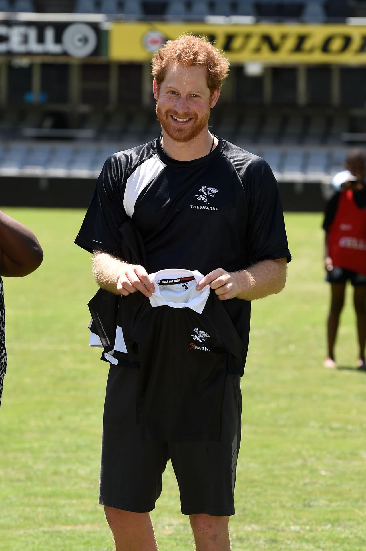 Le regalaron su propia playera del equipo.