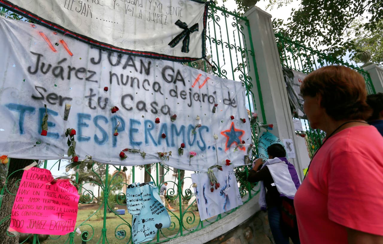 Fanáticos han llenado la casa de Juan Gabriel, en Ciudad Juárez, de recuerdos en su honor.