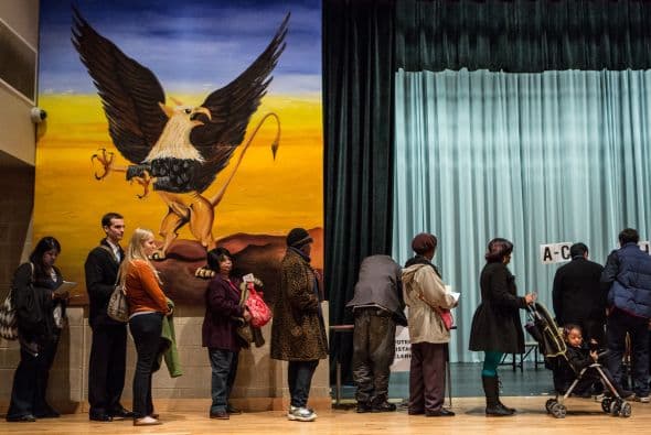 Millones de votantes que participaron en las elecciones presidenciales de Estados Unidos enfrentaron largas filas, percances técnicos y desinformación.