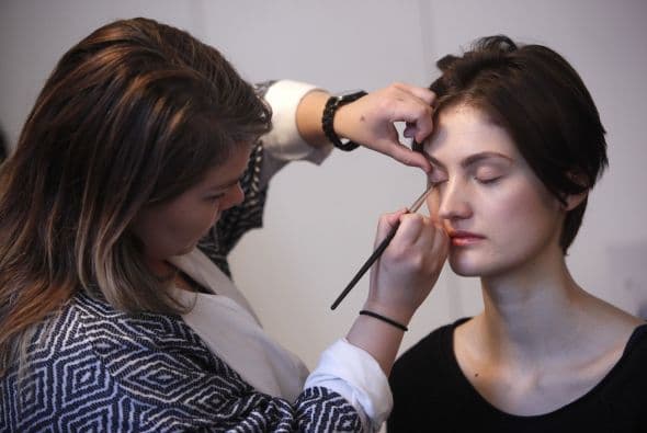 Paso a paso: delineamos el párpado superior e inferior con el tono más oscuro, y luego con una sombra menos intensa vamos esfumando para lograr el efecto degradé.