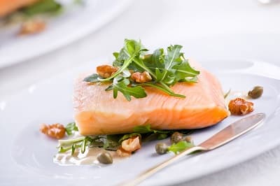Para mantener el metabolismo a tono es fundamental consumir suficiente proteína. Te sugerimos
<a href="https://www.univision.com/noticias/reto-28/filetes-de-salmon-con-nueces-tostadas-reto-28">esta receta</a> de salmón con nueces tostadas que reune dos favoritos de la alimentación saludable.