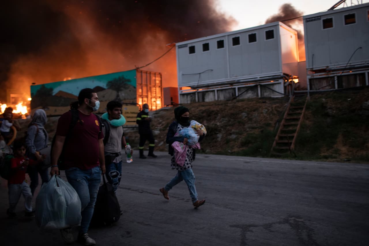 El resto reza, cruza los dedos, deambula en busca de un consuelo, un plato de comida caliente, un poco de comprensión.