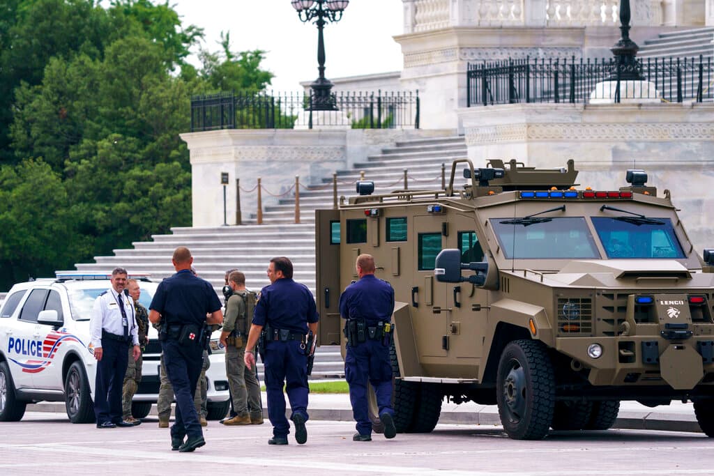 Se erigió una valla en torno al Capitolio, la policía de la ciudad estaba en alerta y se pidieron refuerzos a la Guardia Nacional.
<br>
<br>En la imagen, la policía mantiene la seguridad en la Plaza Este del Capitolio durante un mitin.