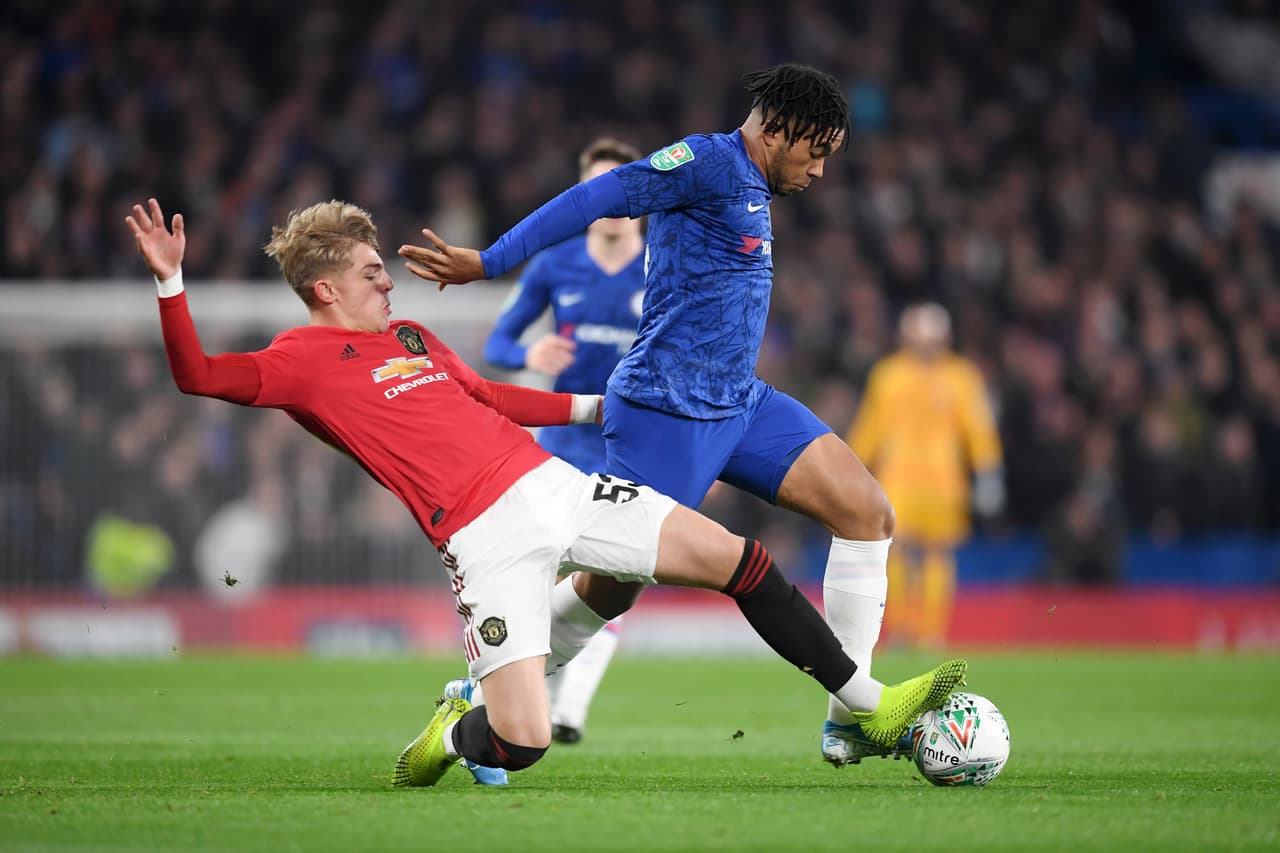 Marcus Rashford de Manchester United dio la victoria a su equipo ante el Chelsea 2-1, mientras que Aston Villa se impuso al Wolverhampton 2-1.