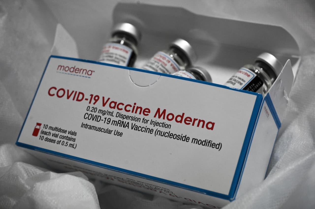 Ahora todas las personas de 5 años de edad o más son elegibles para vacunarse contra el covid-19 y todas las personas de 18 años de edad o más deben recibir la dosis de refuerzo.