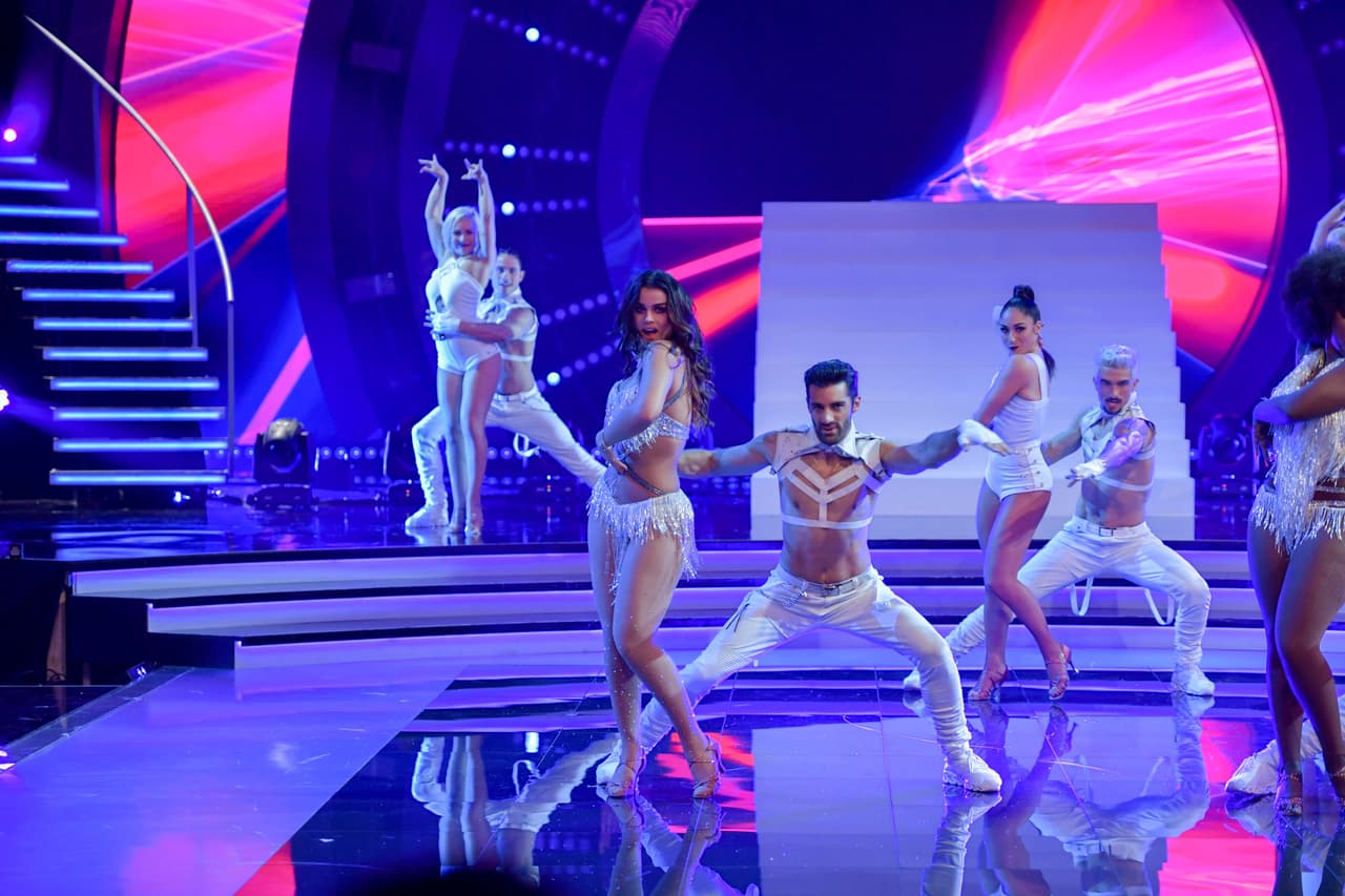 El show inició con un número en el que los finalistas se movieron al ritmo del tema de DJ Snake ft. Selena Gomez, Ozuna y Cardi B.