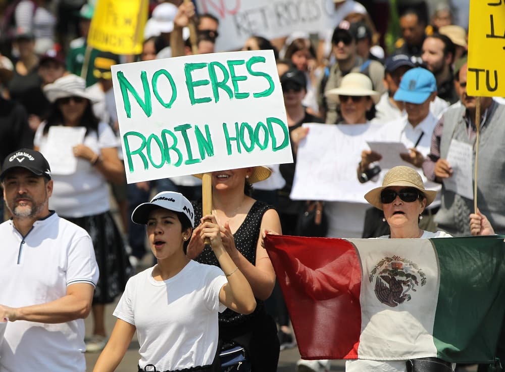 Muchos de los manifestantes de la capital fueron vestidos de blanco. Otros carteles que pudieron verse por el Paseo de la Reforma fueron "¡Basta de dividir! Se acabó la paciencia", "Basta de ocurrencias" o "No eres Robin Hood".