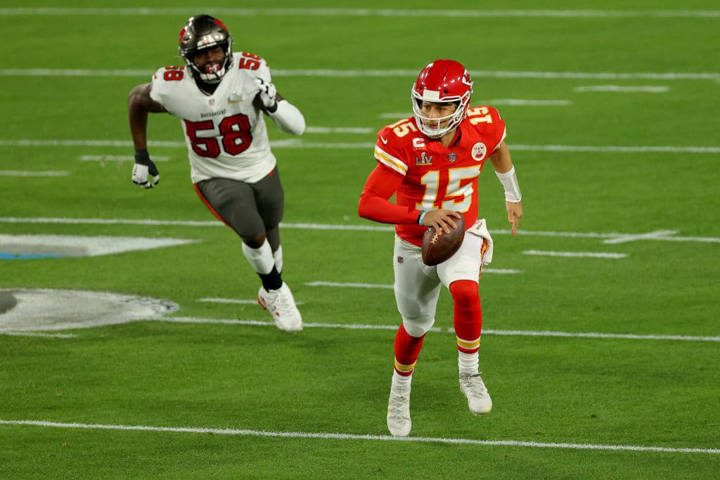 La defensa de los Tampa Bay deja a Patrick Mahomes sin pase de anotación y con dos intercepciones en la arrolladora victoria de los Buccaneers 9-31 sobre los Kansas City Chiefs. Tom Brady demuestra porque es el mejor y con tres pases de anotación y sin intercepciones consigue su séptimo anillo de Super Bowl.