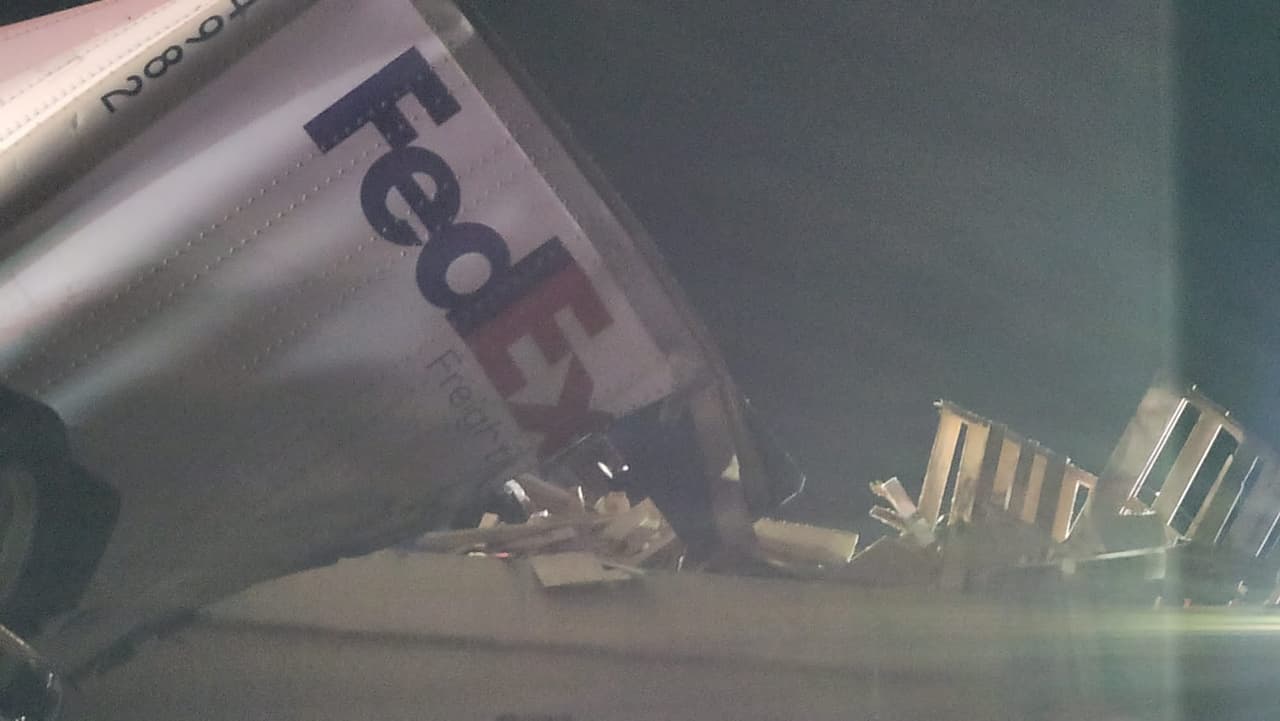 Los bomberos lograron controlar una fuga de gasolina del camión.