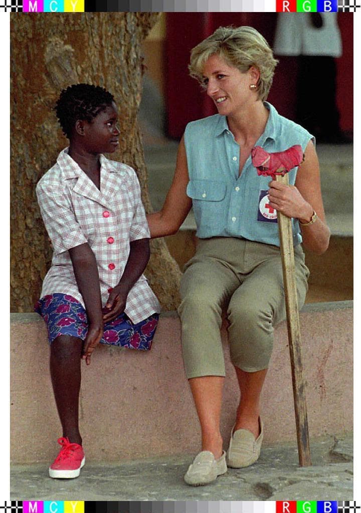 En la imagen, 
<b>Diana conversa con Sandra Tigica, una niña de 13 años amputada, víctima de una mina. </b>Diana visitó a esta niña y otros heridos en el hospital ortopédico Neves Bendinha en Luanda, ese 14 de enero.