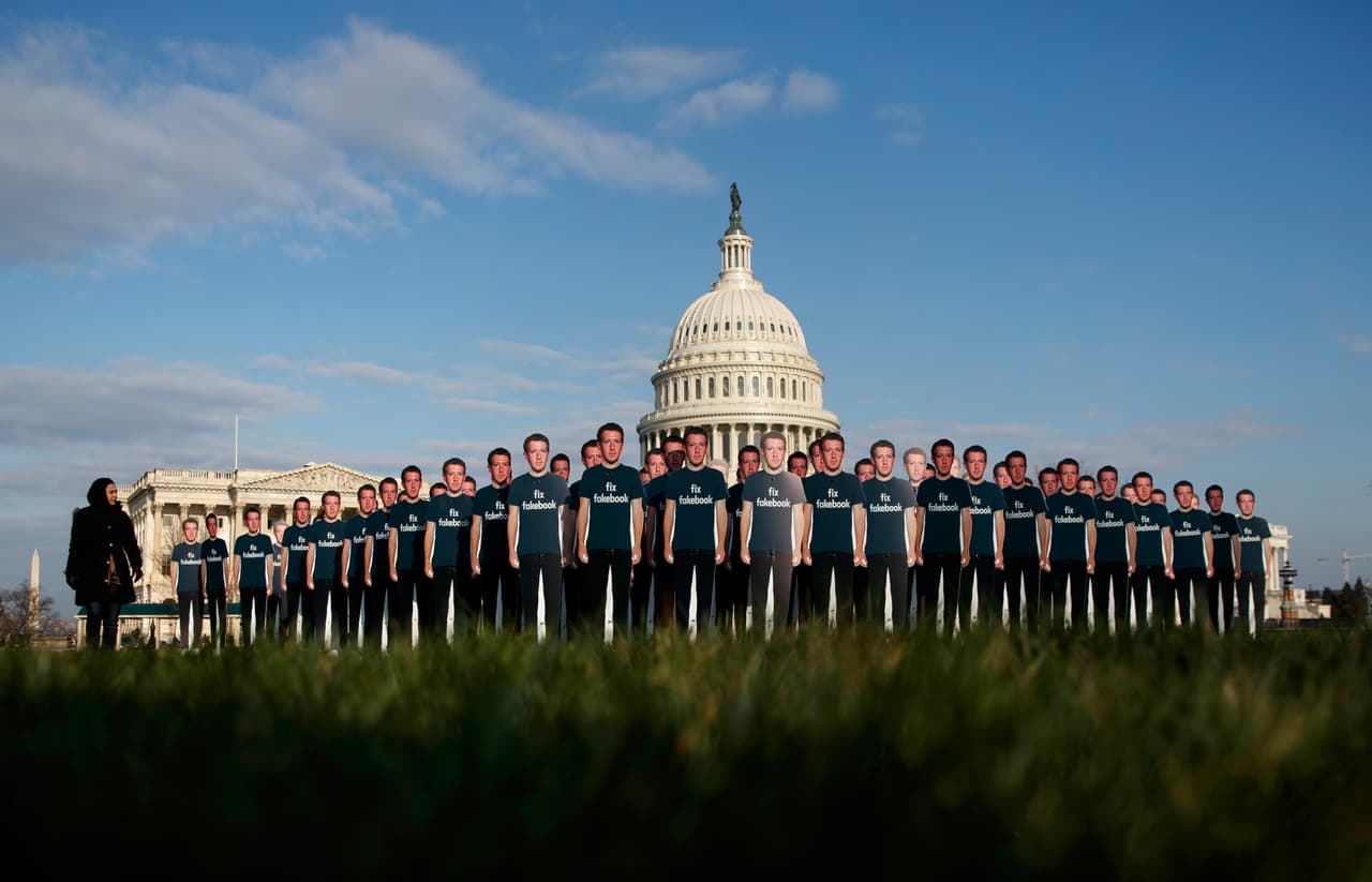 La firma Cambridge Analytica (CA) tomó ilegalmente los datos de millones de usuarios 
<b>mediante un test de personalidad elaborado por un profesor universitario británico en 2015, Aleksandr Kogan.</b> Zuckerberg dice que en ese año prohibieron la aplicación y exigieron que se eliminaran todos los datos robados. Según él, días atrás se enteraron por informes de medios de que "CA pudo no haber eliminado los datos como lo habían certificado".