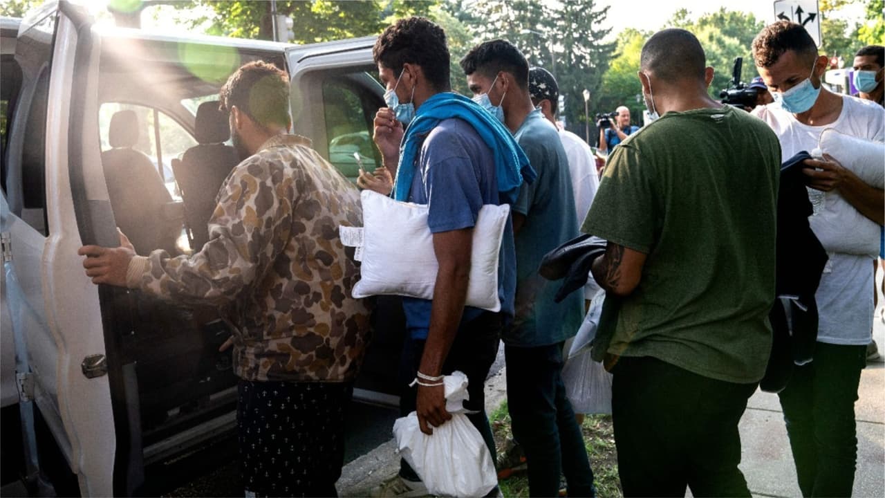 Expulsión de migrantes a Massachusetts: ¿fraude, secuestro o medida legal? 