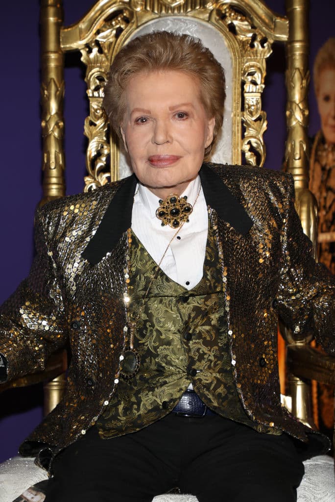 Walter Mercado, quien llegó a ser conocido como el astrólogo de las estrellas, 
<b><a href="https://www.univision.com/shows/el-gordo-y-la-flaca/todavia-no-lo-puedo-creer-raul-de-molina-recuerda-su-reciente-encuentro-con-walter-mercado-video">murió a los 87 años, de un paro renal,</a></b> el sábado, 2 de noviembre, cerca de las 9 de la noche, en el hospital Auxilio Mutuo de su natal Puerto Rico.