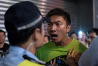 Decenas de miles de ciudadanos prodemocracia salieron de nuevo este sábado a las calles de Hong Kong en su séptimo día de protestas.