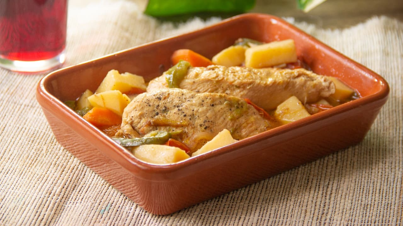 Pollo a la cacerola con papas (fácil y rico)