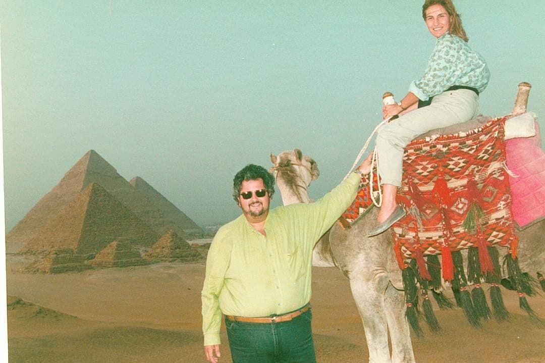 Por más de dos décadas y un lustro se han profesado amor y las aventuras que han tenido son incontables. Ambos son aficionados a los viajes y juntos han recorrido decenas de países. Egipto está en su lista y esta foto corresponde al primer viaje que hicieron a este destino en 1992.