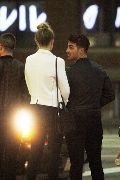 No le quita los ojos de encima