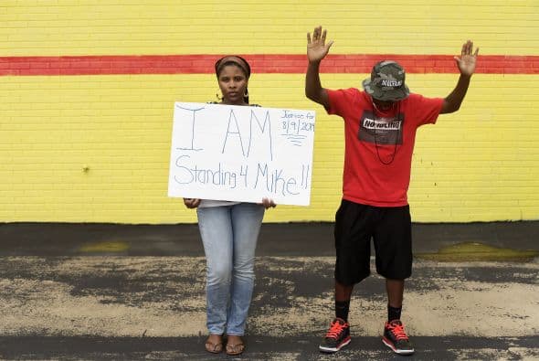 Anisha Lewis y su hijo Jarrod Smith, manifestantes que protestaban por el asesinato de Michael Brown.
