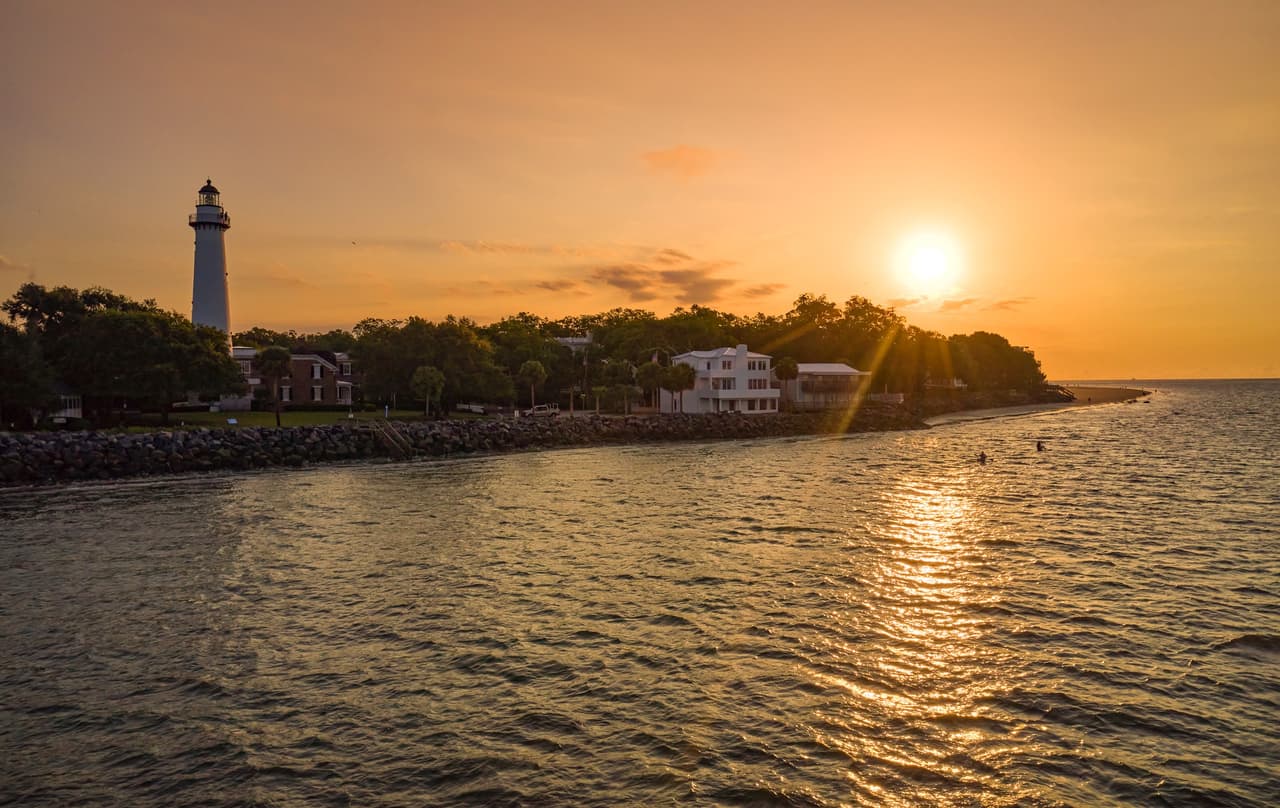 Descubra también el pasado histórico de St. Simons mientras visitas lugares históricos emblemáticos y pintorescos escondidos por toda la isla.