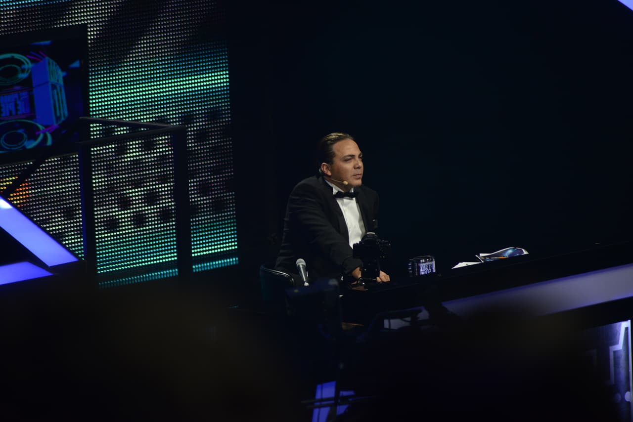 Cuando no están frente a la cámara, los famosos hacen de todo, lo malo es que no se dan cuenta que nuestra cámara indiscreta anda alerta y los está viendo. Así fue como captamos a jueces y capitanes en el detrás de cámaras.