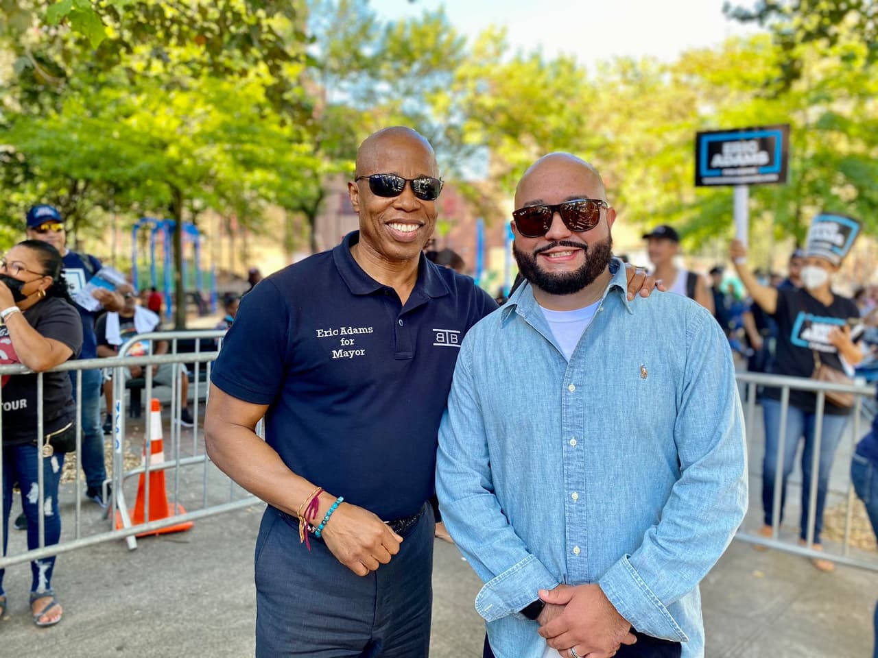 El concejal Rafael Salamanca dijo en un tuit: "Felicidades a mi amigo, el próximo alcalde de NYC, @ericadamsfornyc! El sur del Bronx está listo para empezar a trabajar en el primer día de la administración de Adams. ¡Vamos a trabajar!".