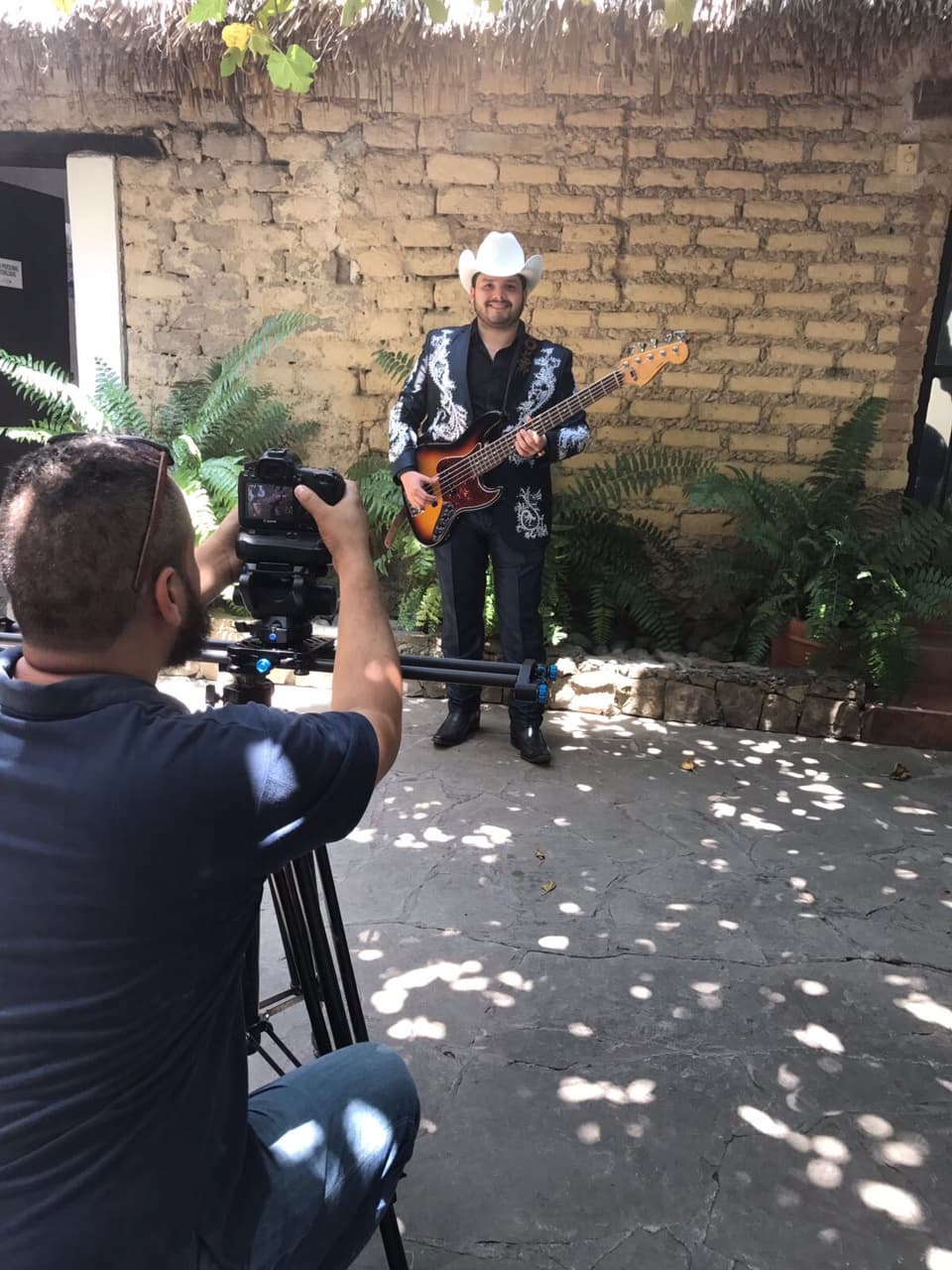 'Complemento perfecto' es un tema de amor y en el video aparece la historia del amor entre una pareja.