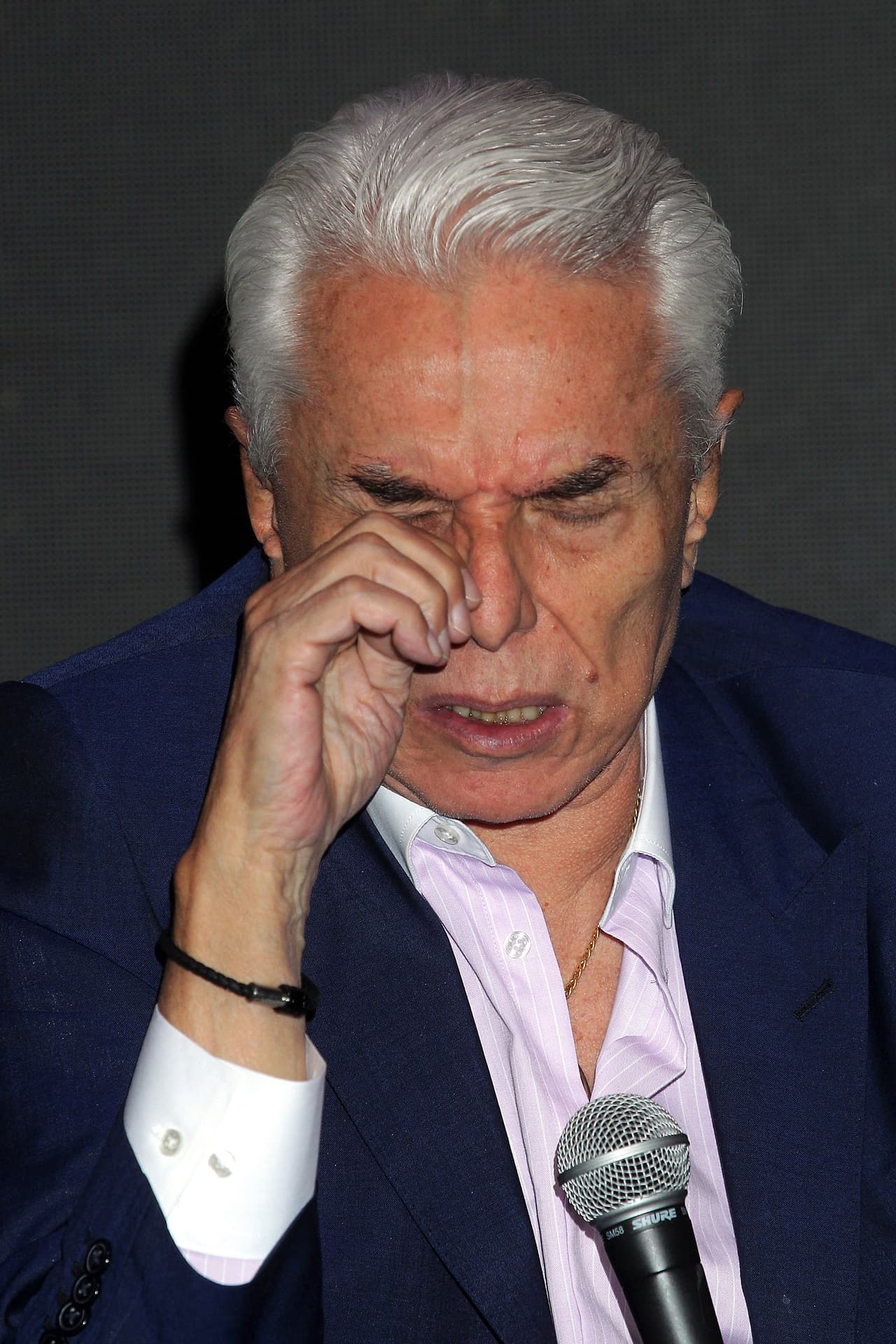 Al final de la función la primera actriz sería la encargada de reconocer ante el público el trabajo del productor Omar Suárez, pero según el relato de Velázquez,
<b>Guzmán le dio un manotazo</b>.
<br>