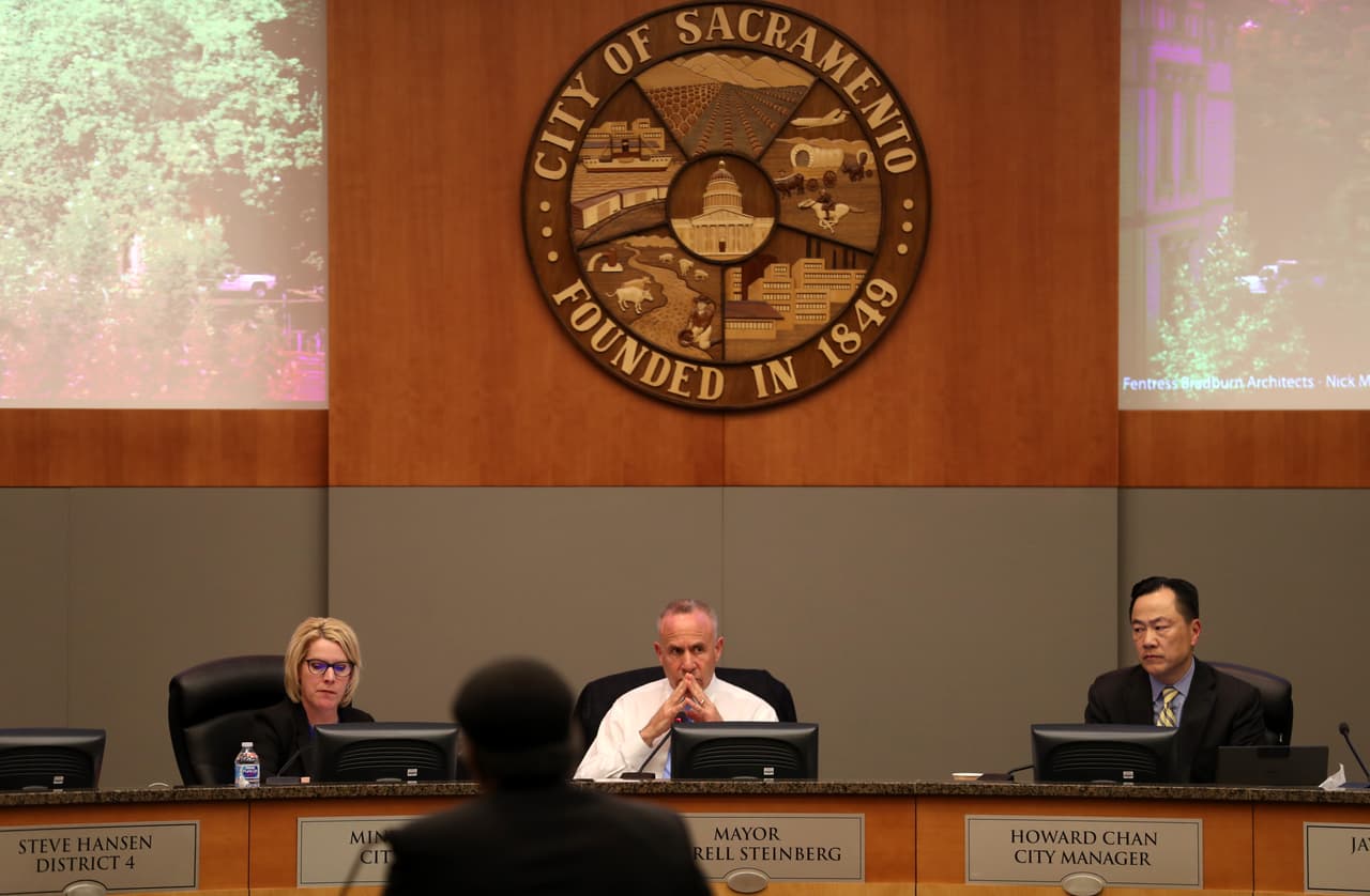 Alcalde de Sacramento denuncia campaña de desprestigio contra concejal gay