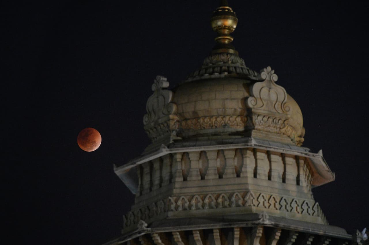 <b>Desencadenaría desastres militares</b>
<br>El 27 de agosto de 413 a. C., los libros antiguos registraron la coincidencia de un eclipse lunar con el desastre del ejército ateniense. Las tropas estaban en Sicilia luchando contra las fuerzas de Siracusa y lo estaban haciendo mal. La enfermedad estalló entre los soldados y su comandante Nicias decidió que los atenienses deberían abandonar la isla.