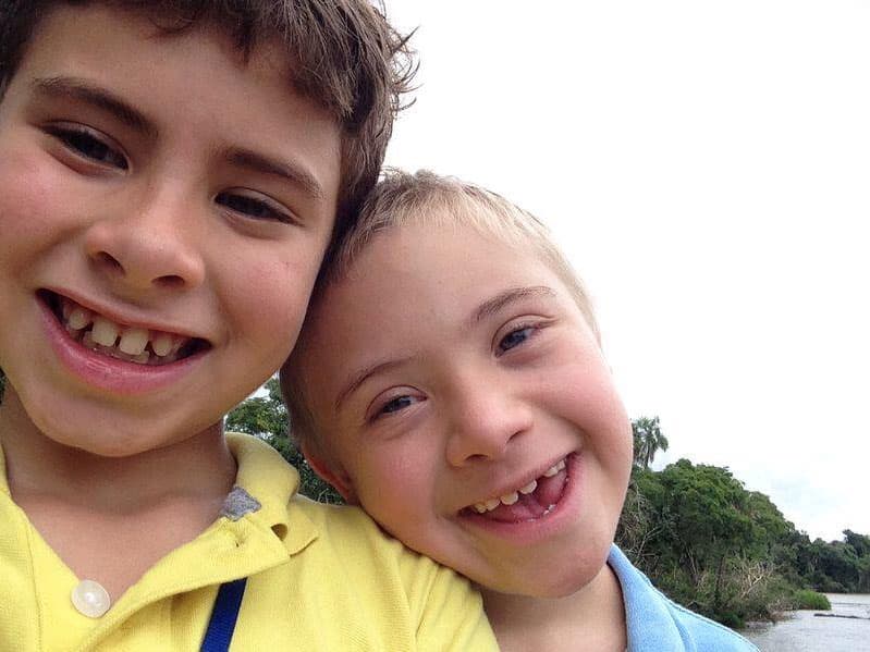 Actualmente
<b>Carlo tiene 13 años y Luciano 14</b>.