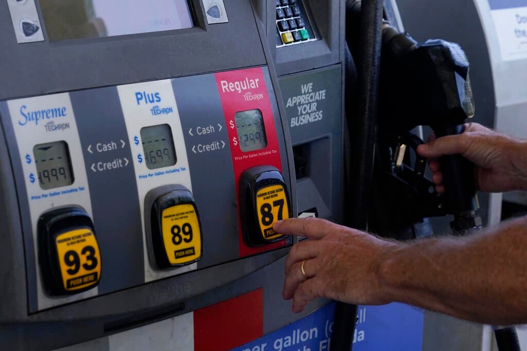 <b><a href="https://www.univision.com/noticias/dinero/petroleo-sube-precio-gasolina-maximo-historico">Precio máximo histórico de la gasolina </a></b>
<br>
<br>La reactivación económica tras las medidas para mitigar la pandemia del coronavirus y la invasión de Rusia a Ucrania, provocaron que el precio de la gasolina promedio a nivel nacional comenzara a incrementarse hasta alcanzar un máximo histórico nominal el 9 de mayo cuando se registró $4.374 dólares por galón. A finales de marzo, mes en el que se registró el anterior registro tope de precio, el presidente Joe Biden había ordenado "la mayor liberación de la historia" de petróleo de la reserva estratégica: un millón de barriles diarios durante seis meses, para intentar controlar los precios del combustible.
<br>
<br>