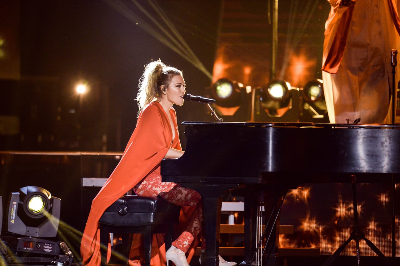 Comenzó al piano su hermosa melodía, 'Siempre estaré ahí'.