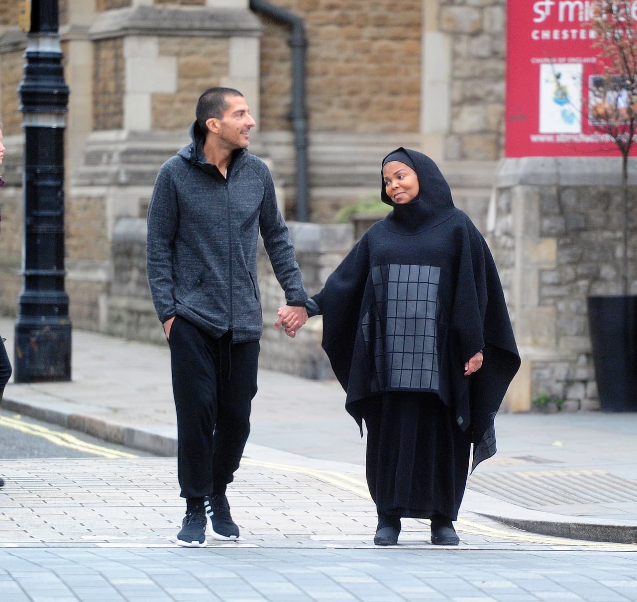 Cubierta de pies a cabeza con una larga falda negra y un poncho con gorro que la cubría por completo.