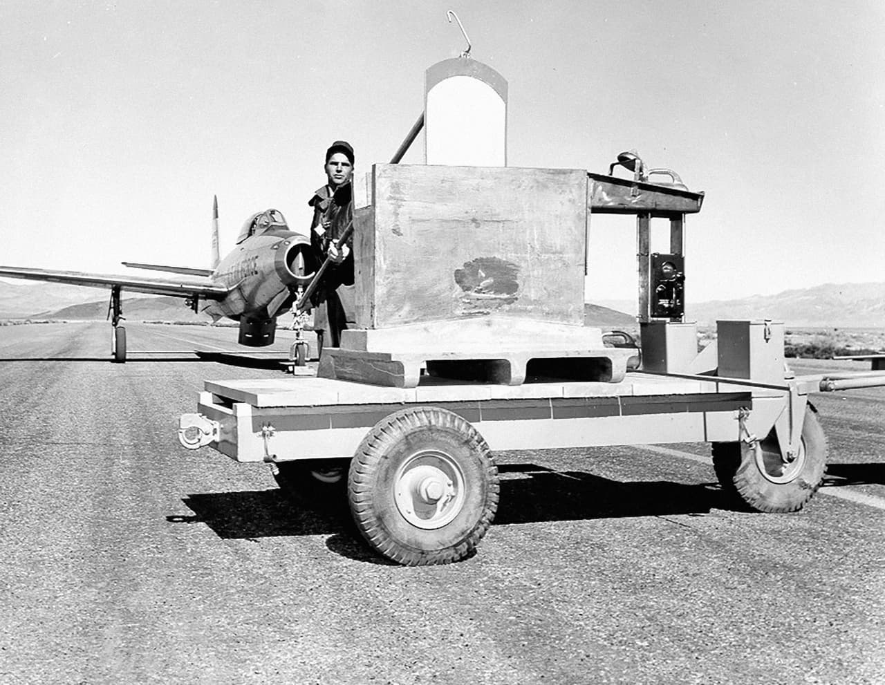 Un técnico coloca un filtro con partículas radiactivas que resultaron de una explosión atómica dentro de un contenedor de plomo. Esto impedirá la propagación de la radiación.