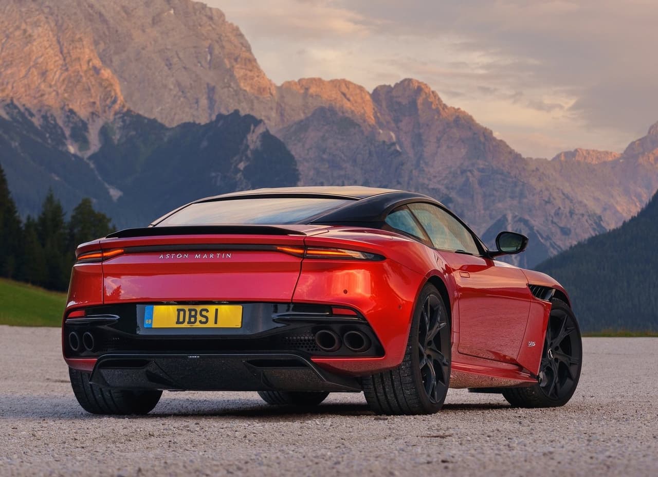 <b>Motor:</b> V12 de 5.2 litros doble turbo
<br>
<b>Transmisión:</b> Automática de 8 velocidades
<br>
<b>Potencia:</b> 715 HP
<br>
<b>Torque:</b> 664 lb-pie
<br>
<br>
<b>Precio:</b> 304,995 dólares
<br>
<br>
<a href="https://www.univision.com/noticias/pruebas-de-manejo/prueba-dbs-superleggera-2019-el-primer-verdadero-superauto-de-aston-martin">Mira nuestra prueba A Bordo del Aston Martin DBS Superleggera</a>