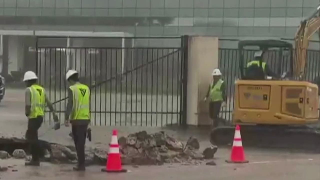 Tras varios días y reportes, inicia la reparación de una tubería de agua en el suroeste de Houston