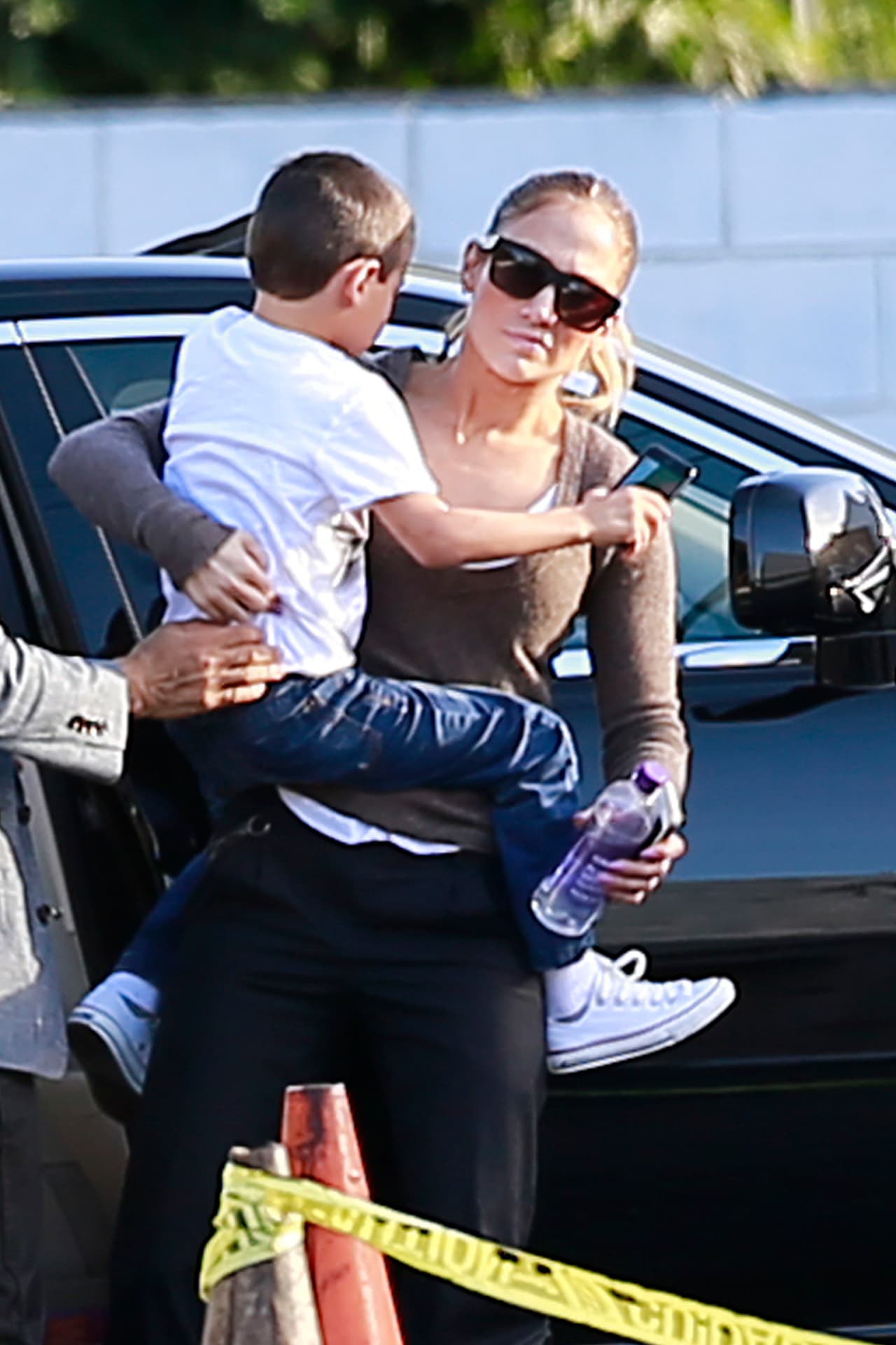 Al añorar los tiempos en que sus "coquitos" -como cariñosamente llama a sus gemelos- eran bebés, Jennifer López escribió que todavía intentaba cargarlos, aunque ya están tan grandes que hacerlo con los dos es muy difícil.