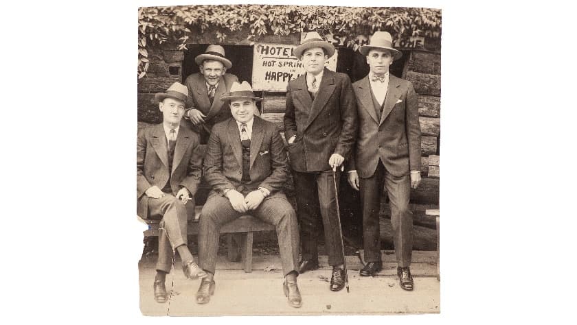 Fotografía vintage impresa en plata de Capone y asociados en Hot Springs, Arkansas sin fechar. El precio incial de la pieza es de $1,250. Otros lotes incluyen una gran cantidad de fotografías de Capone, fallecido en 1947 y miembros de la familia.