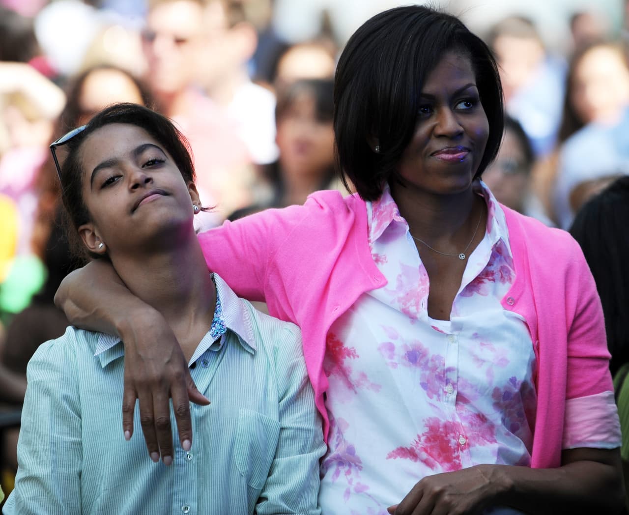 A pesar de los formalismos de la política, Michelle Obama trató de mantenerse siempre cotidiana y cercana con sus hijas. Este desprevneido abrazo se lo dio a su hija Malia durante la ceremonia de Pascua de 2010.