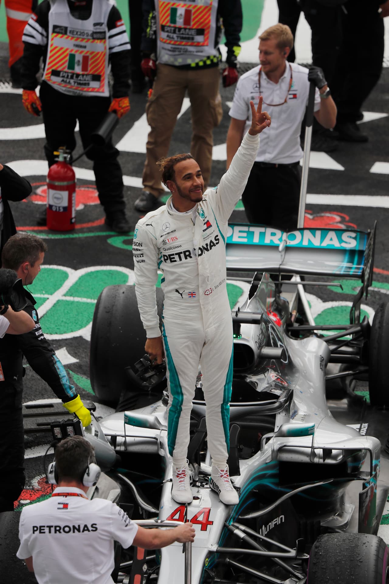 El saludo desde el carro para todos los presentes en el Autódromo Hermanos Rodríguez fue recibido con cariño para el campeón.