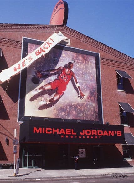 El ícono de los Chicago Bulls y retirado de la NBA, Michael Jordan creó con la ayuda de unos amigos "Michael Jordan´s Restaurant" que tiene un ambiente muy deportivo y aparte cuenta con un museo dedicado a todos sus logros sobre las duelas.