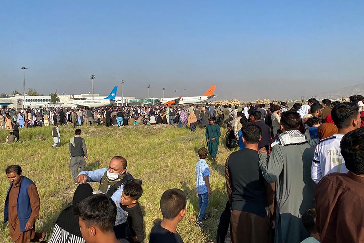 La multitud en el principal aeródromo de Afganistán. "No se acerquen al aeropuerto hasta que se reanuden los vuelos", pidió a los ciudadanos la autoridad de Aviación Civil del país.