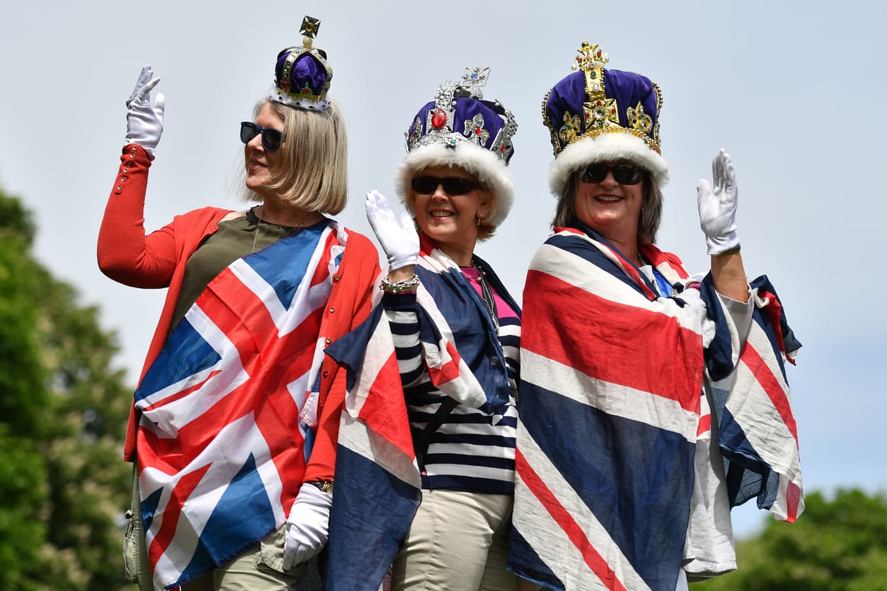 Aunque la reina Isabel II no luce su
<b><a href="https://www.univision.com/entretenimiento/no-necesita-enemigos-la-reina-isabel-ii-sabe-que-su-corona-tiene-el-potencial-de-matarla">pesada corona</a> </b>en las bodas reales, estas seguidoras se encargaron de que no faltara una de las piezas más emblemáticas de la monarquía.