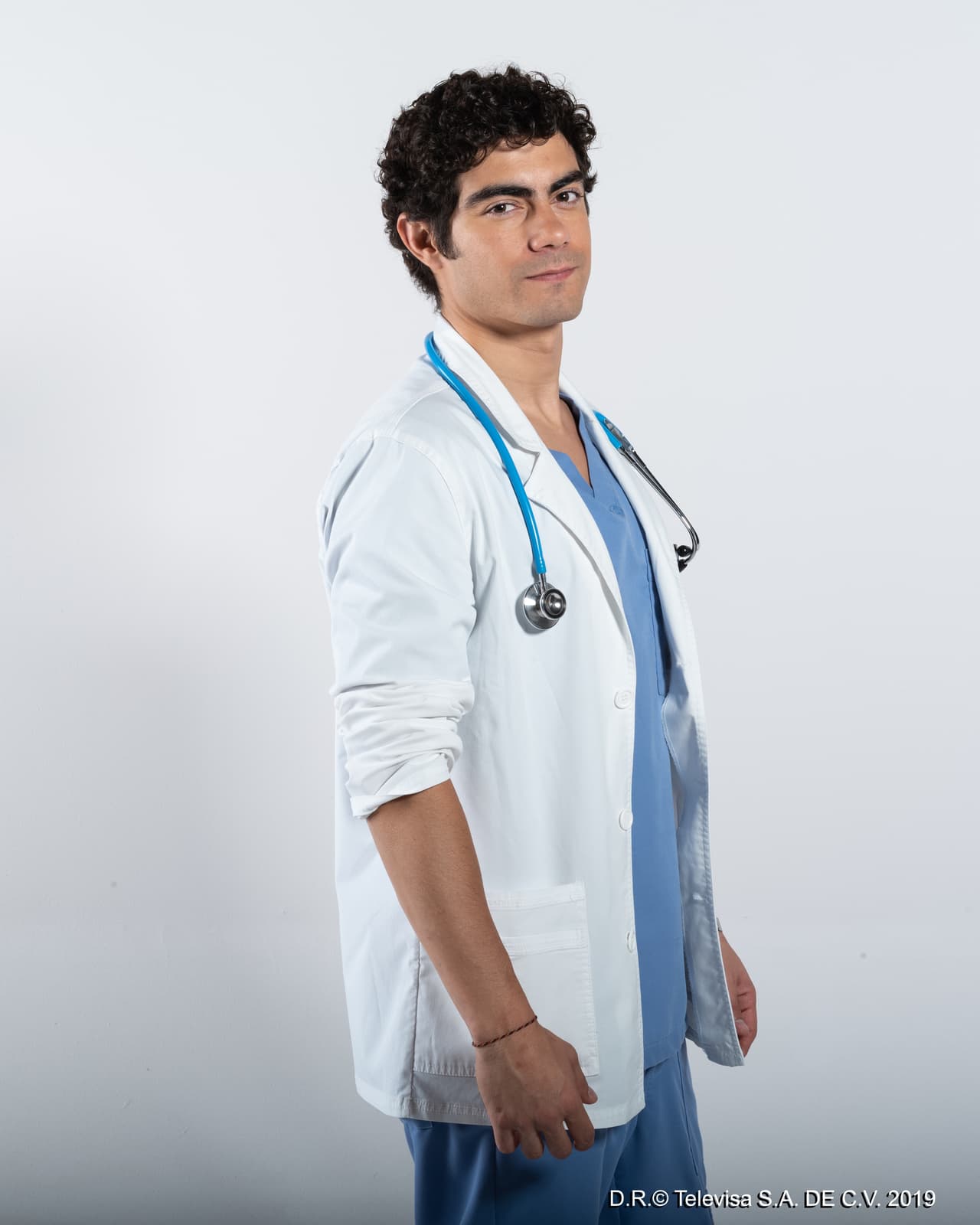 Michel López dará vida a Diego Martínez, médico residente que buscará especializarse en gastroenterología. Se destacará por su amabilidad, sencillez y dedicación. Vendrá de un municipio de Oaxaca, México, y conocerá las carencias médicas del país.