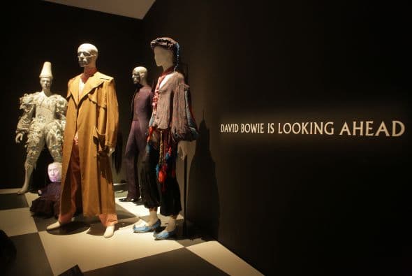 La exhibición se presenta en el Museo de Arte Contemporáneo de Chicago desde el 23 de septiembre y documenta la extensa carrera musical de uno de los iconos del glam rock británico.