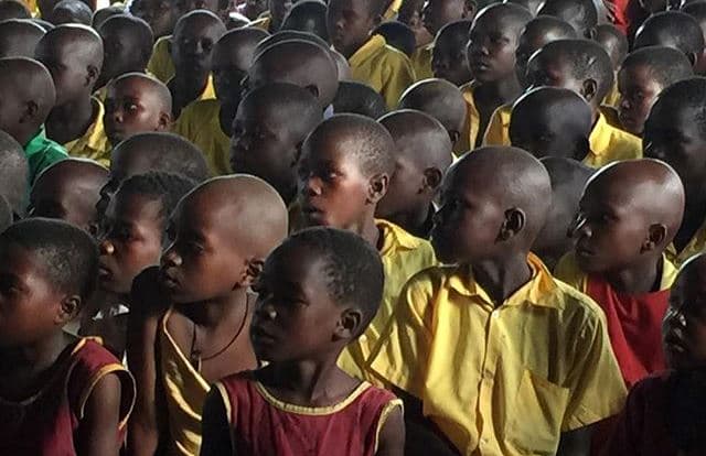 Varios niños en una de las escuelas de Uganda.