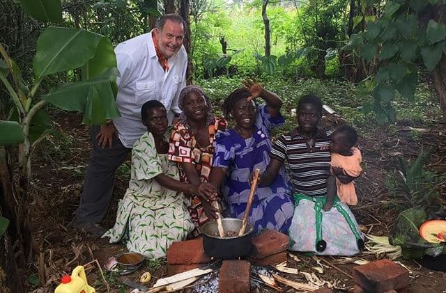 La comida es uno de los aspectos favoritos de Raúl y no se perdió la cena.