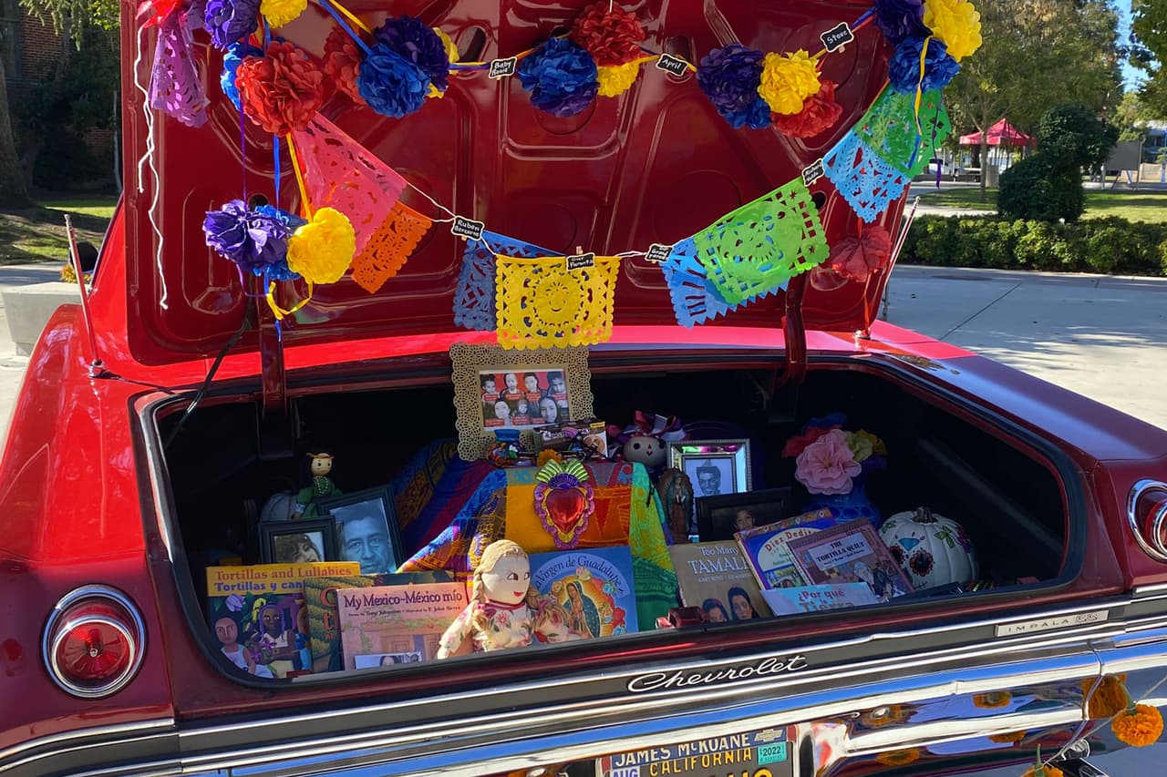 En dos vehículos clásicos se colocaron ofrendas en honor a los niños que tuvieron una influencia notable en la comunidad latina.