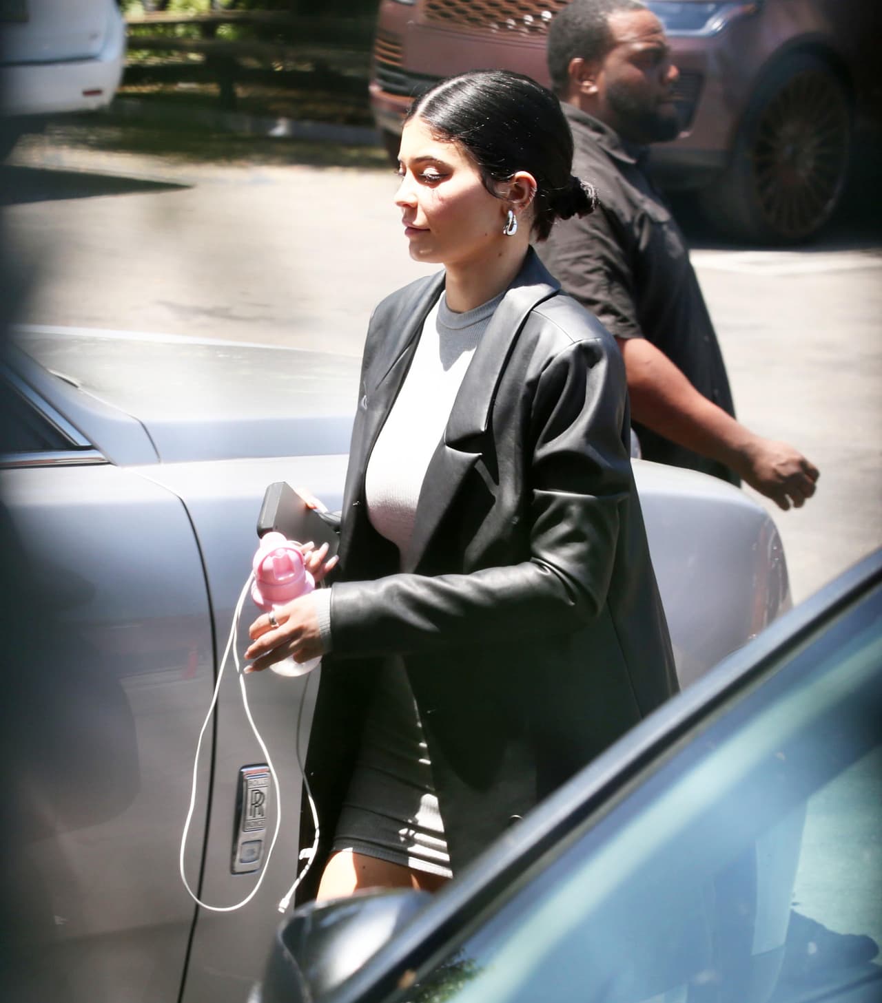 Kylie Jenner no respondió preguntas y trató de evitar mirar a los paparazzi que la sorprendieron junto a su familia.